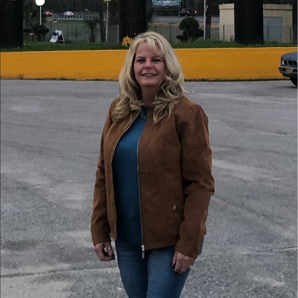 Meet your Posher, Claudia - Picture 2 of 2